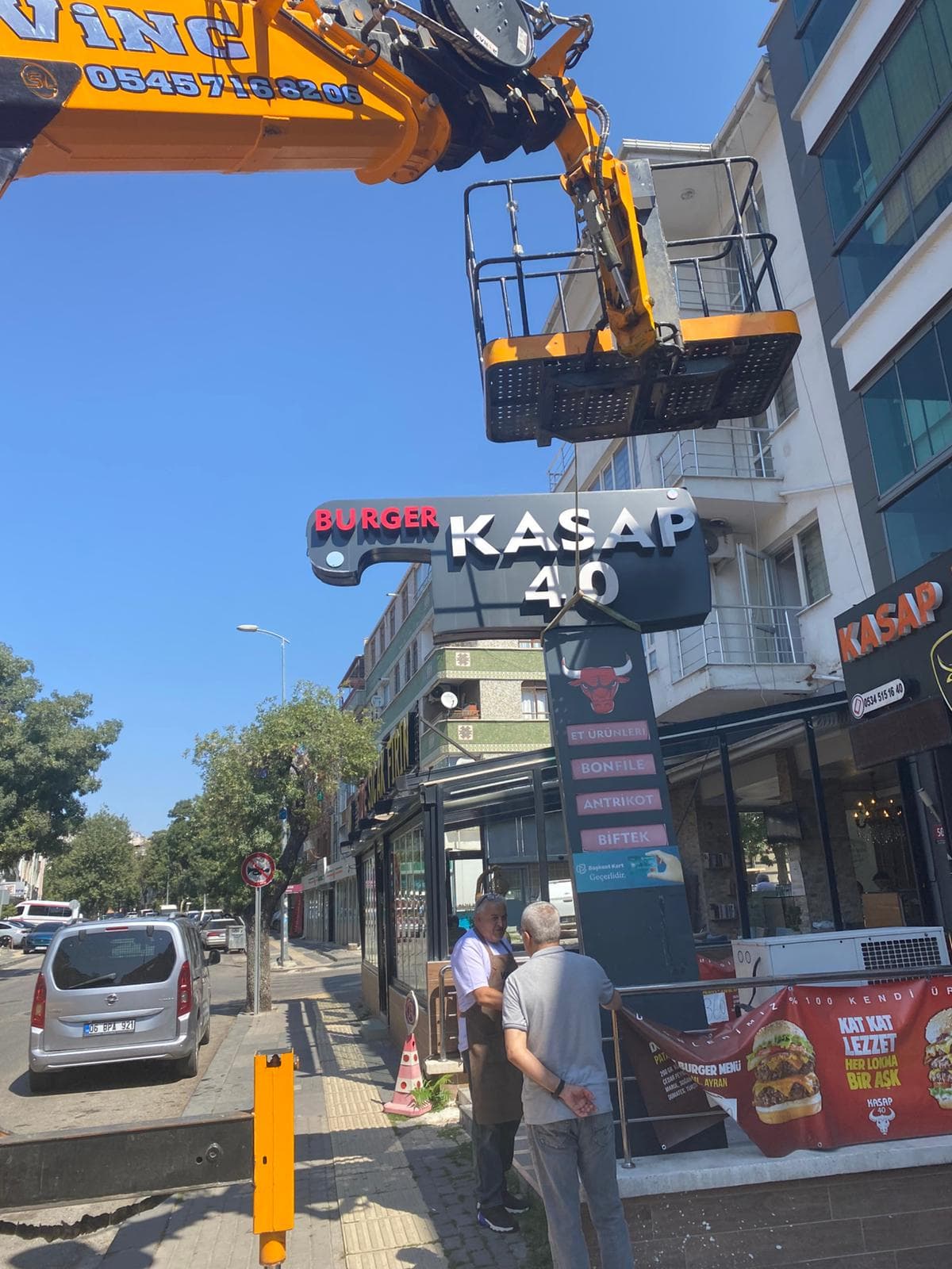 Yenimahalle Ragıp Tüzün Caddesi'nde sepetli vinç ile tabela sökümü