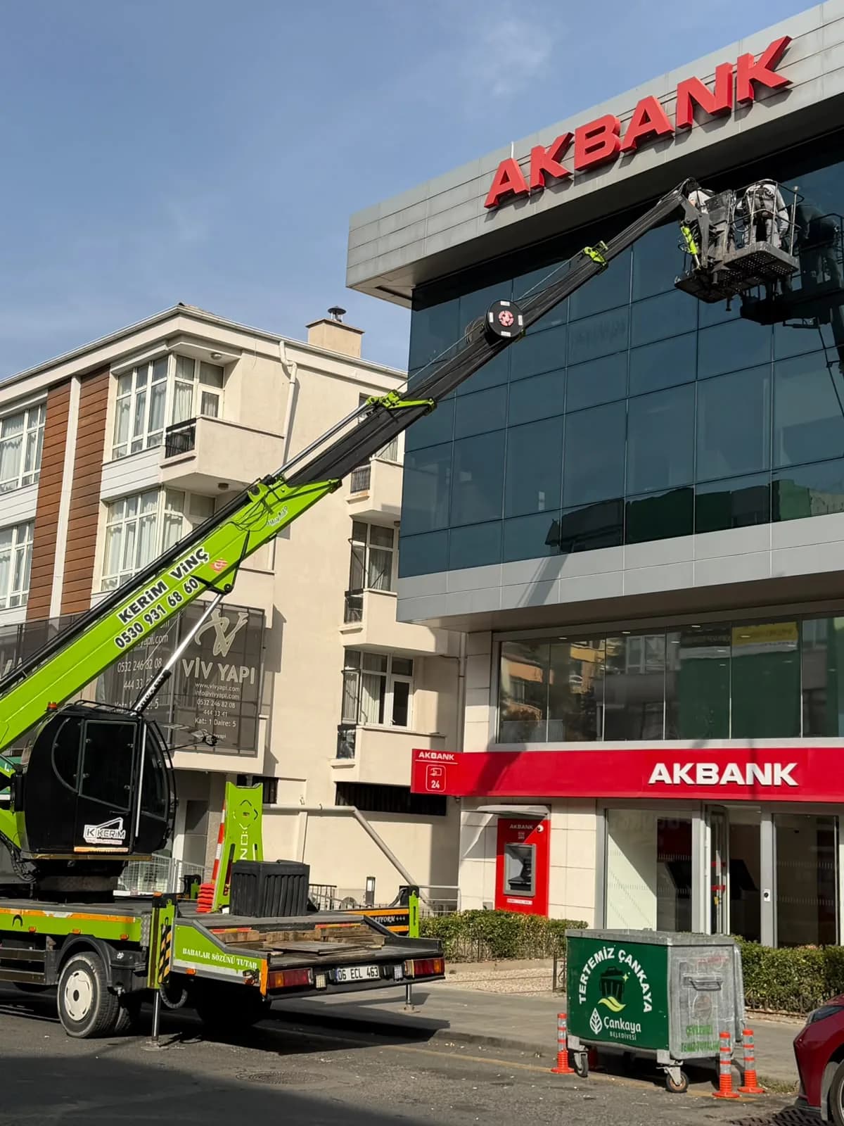 Çankaya Hoşdere Akbank Şubesinde Sepetli Vinç ile Dış Cephe Cam Temizliği
