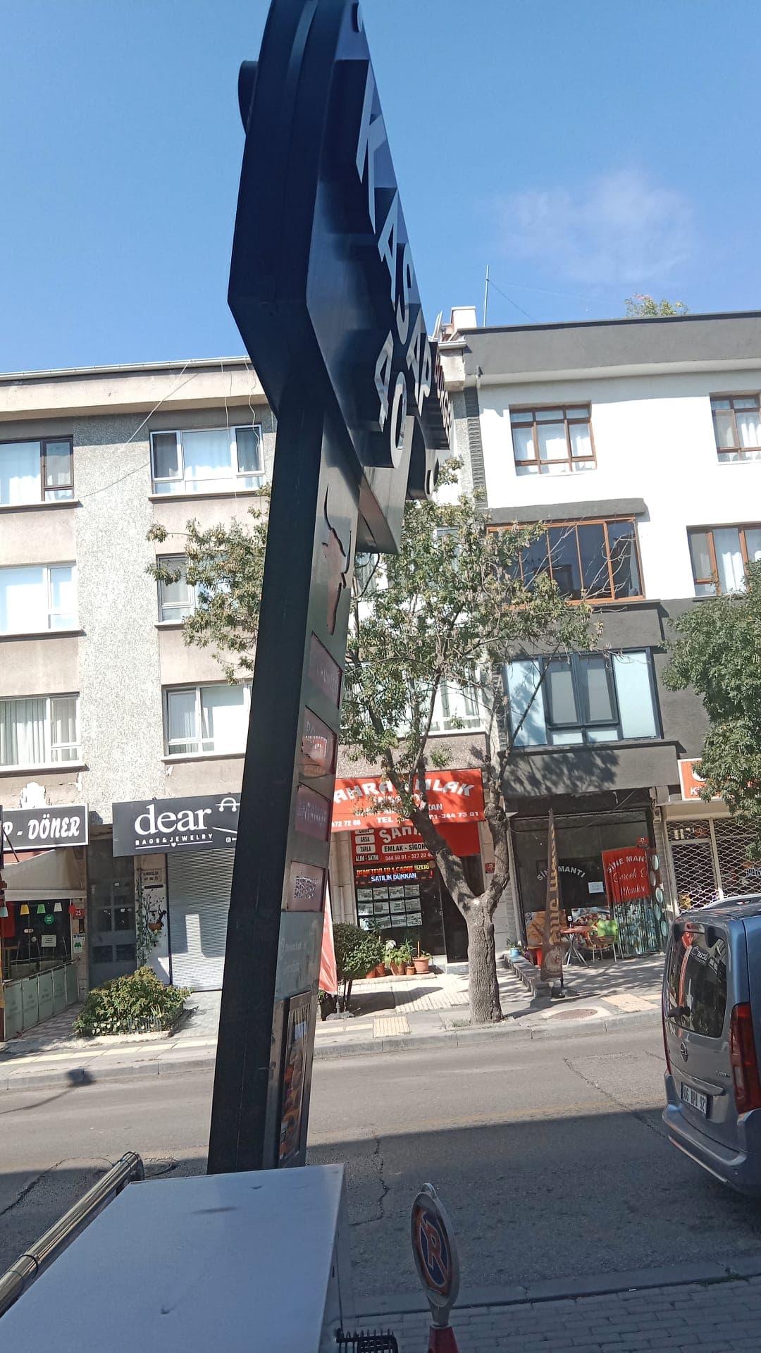 Ragıp Tüzün Caddesi'nde yüksek tabela sökme çalışması