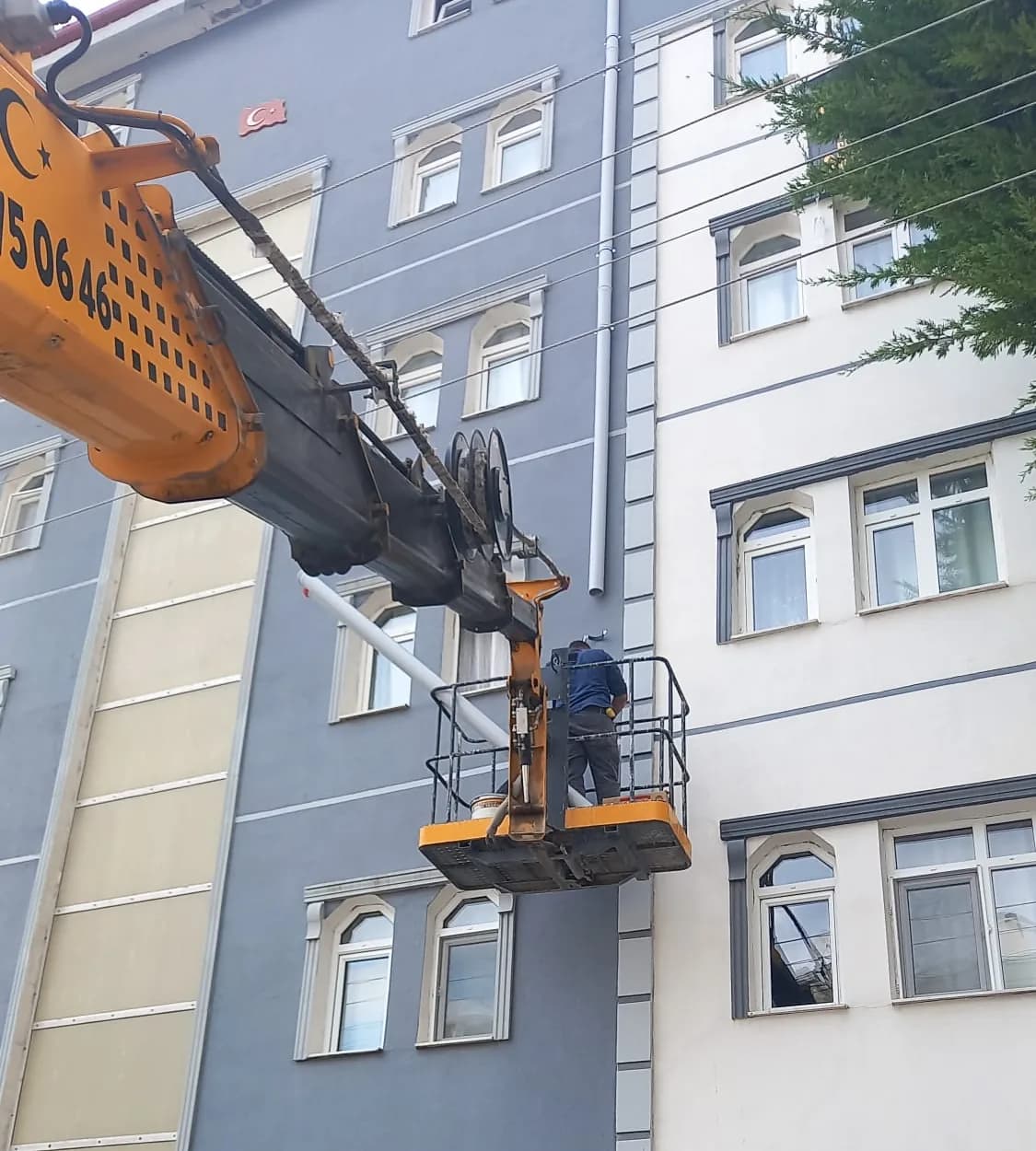 Sincan Merkez'de havai hatların bulunduğu alanda kontrollü vinç çalışması