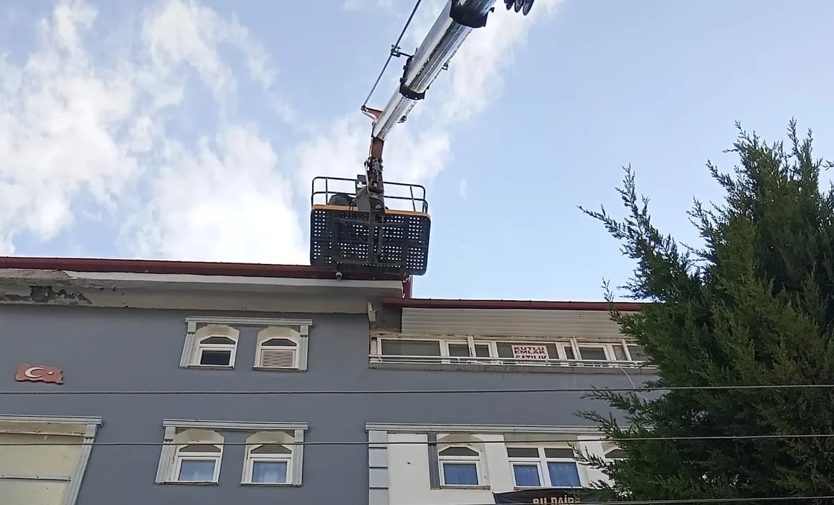 Sincan Merkez'de oluk borusu indirme çalışması yapan sepetli vinç
