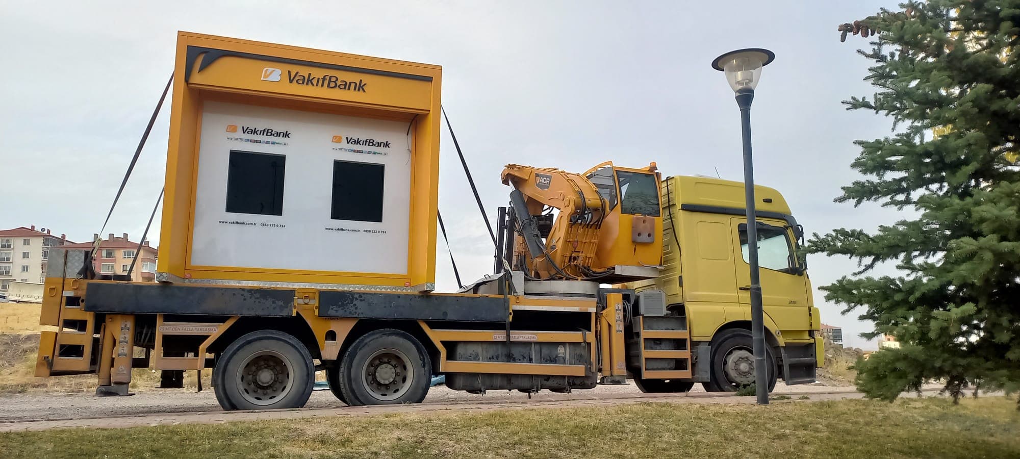 İncek'ten Şaşmaz'a konteyner taşıma operasyonunda ASV Vinç
