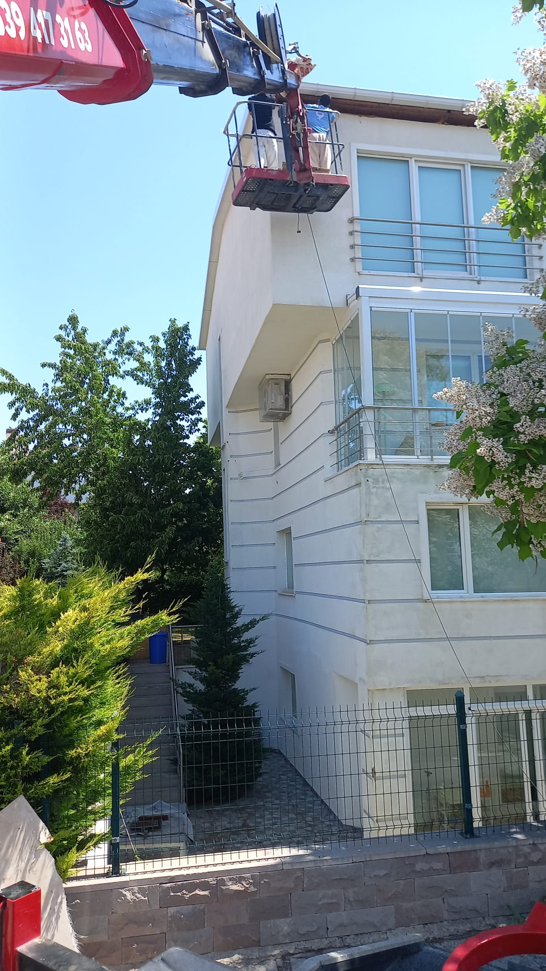 Sepetli vinç ile villa dış cephe çalışması