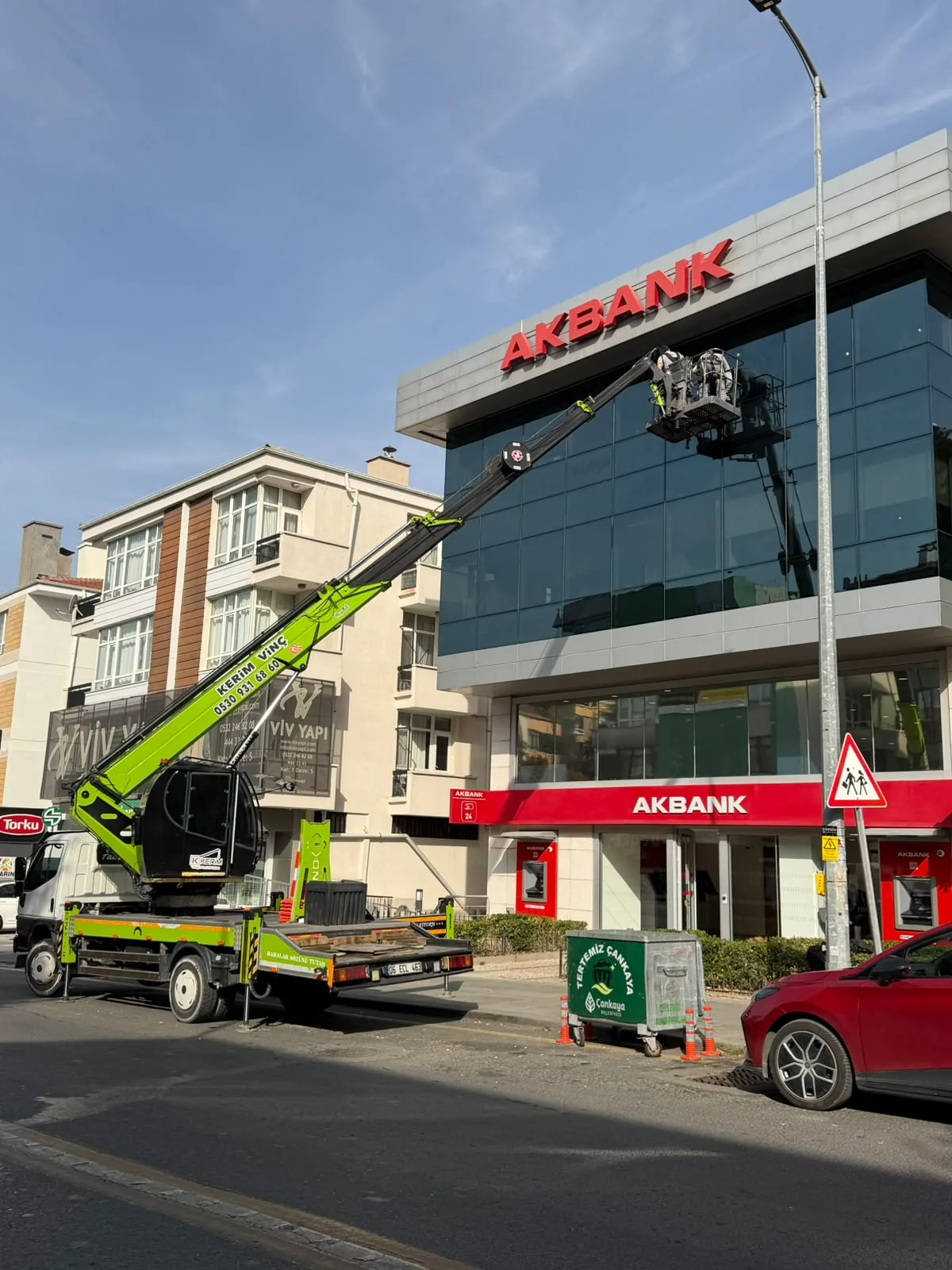 Çankaya'da sepetli vinçle banka cam cephesine erişim