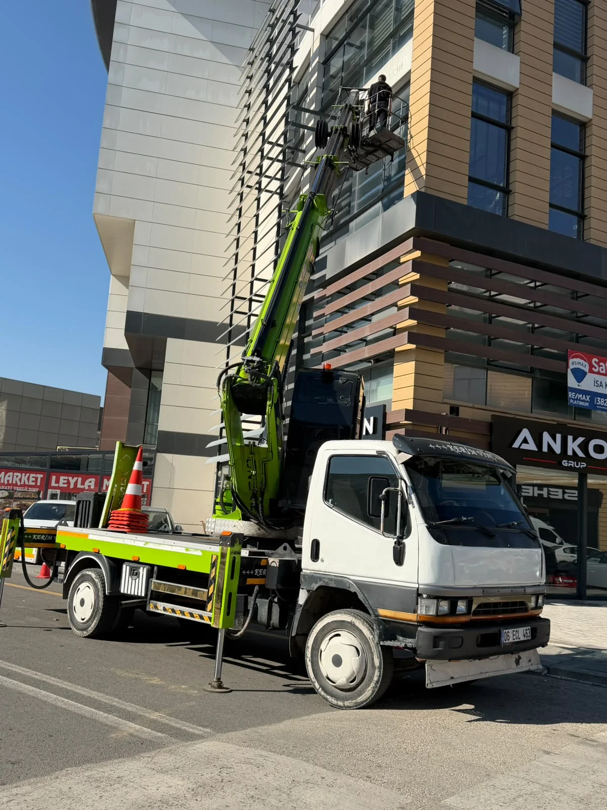 Otonomi iş merkezi dış cephe cam temizliği sırasında sepetli vinç sepetinden çalışma