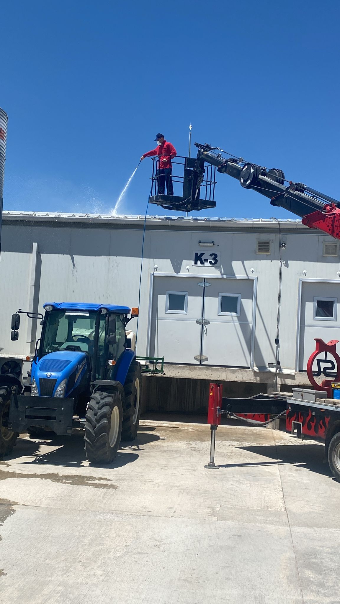 K-3 Binası Çatı Yıkama Çalışması Kırmızı Sepetli Vinç