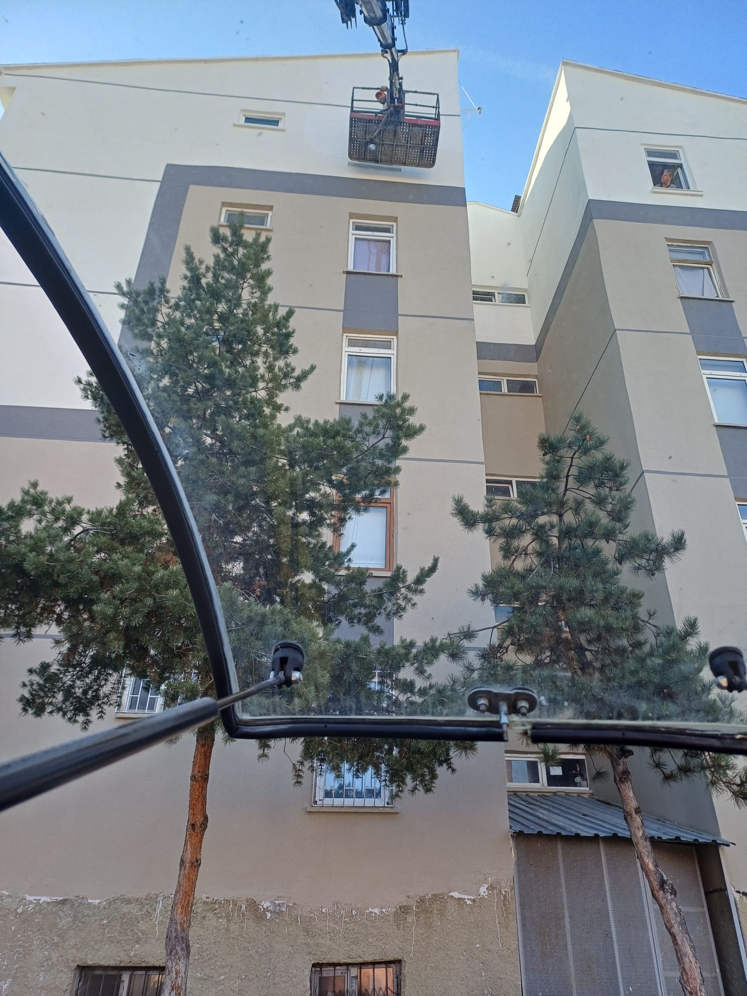 Sepetli vinç ile bina dış cephe boya işlemi Batıkent Ankara