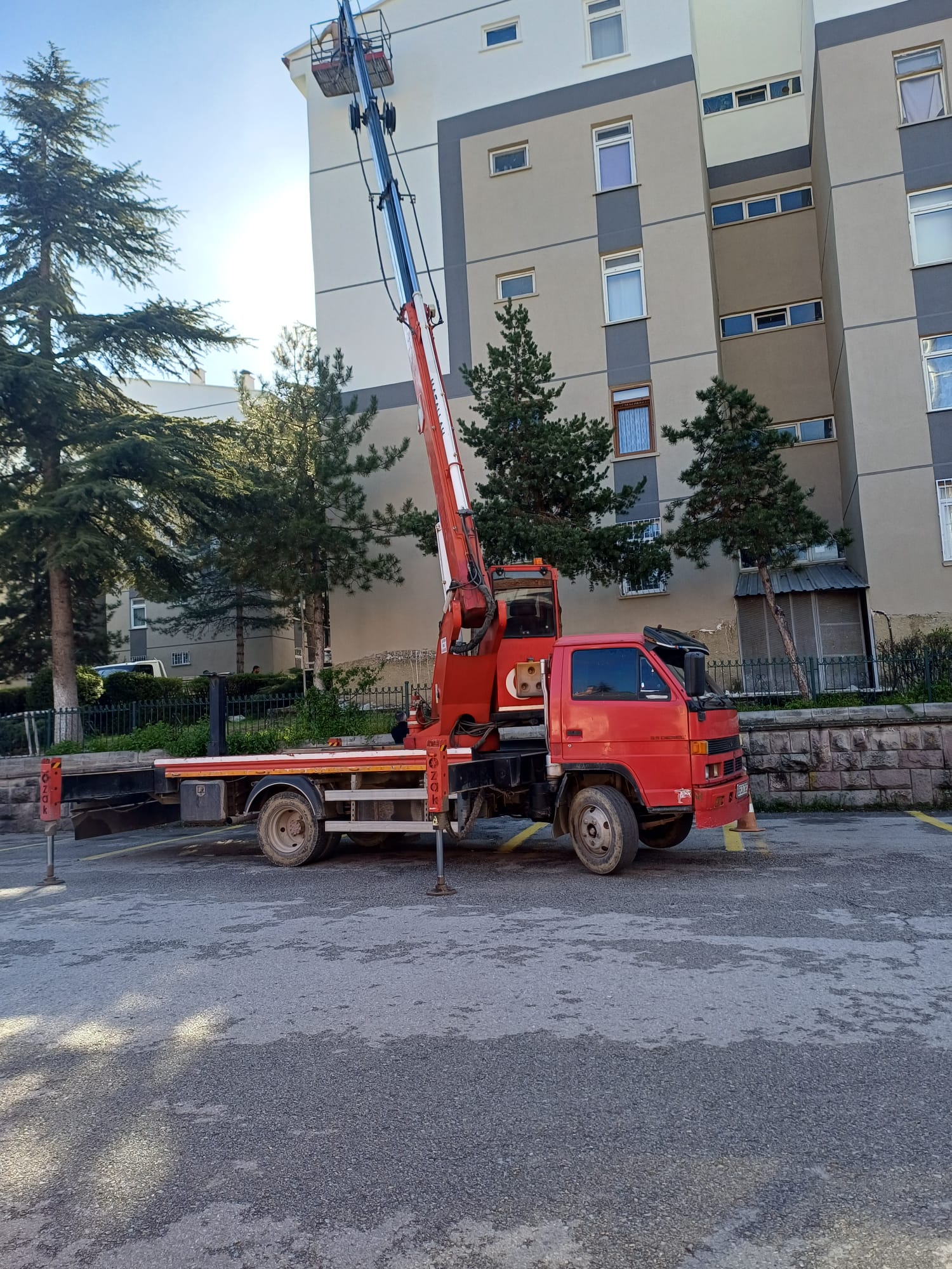 Batıkent site içerisinde konumlandırılmış sepetli vinç