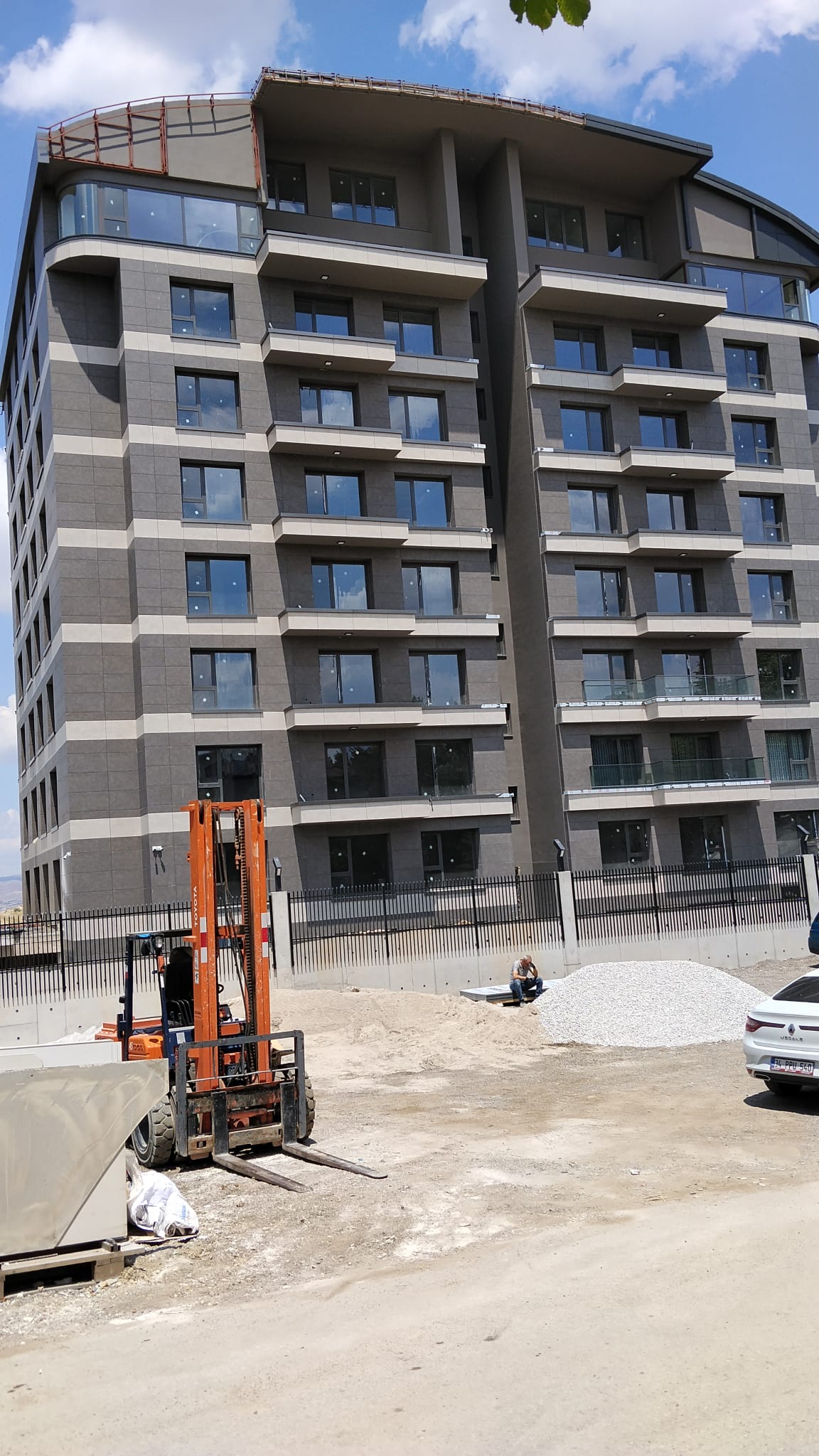 Beysukent Çankaya site inşaatında 45 metre mobil platform ile dış cephe çalışması – Sazak İnşaat