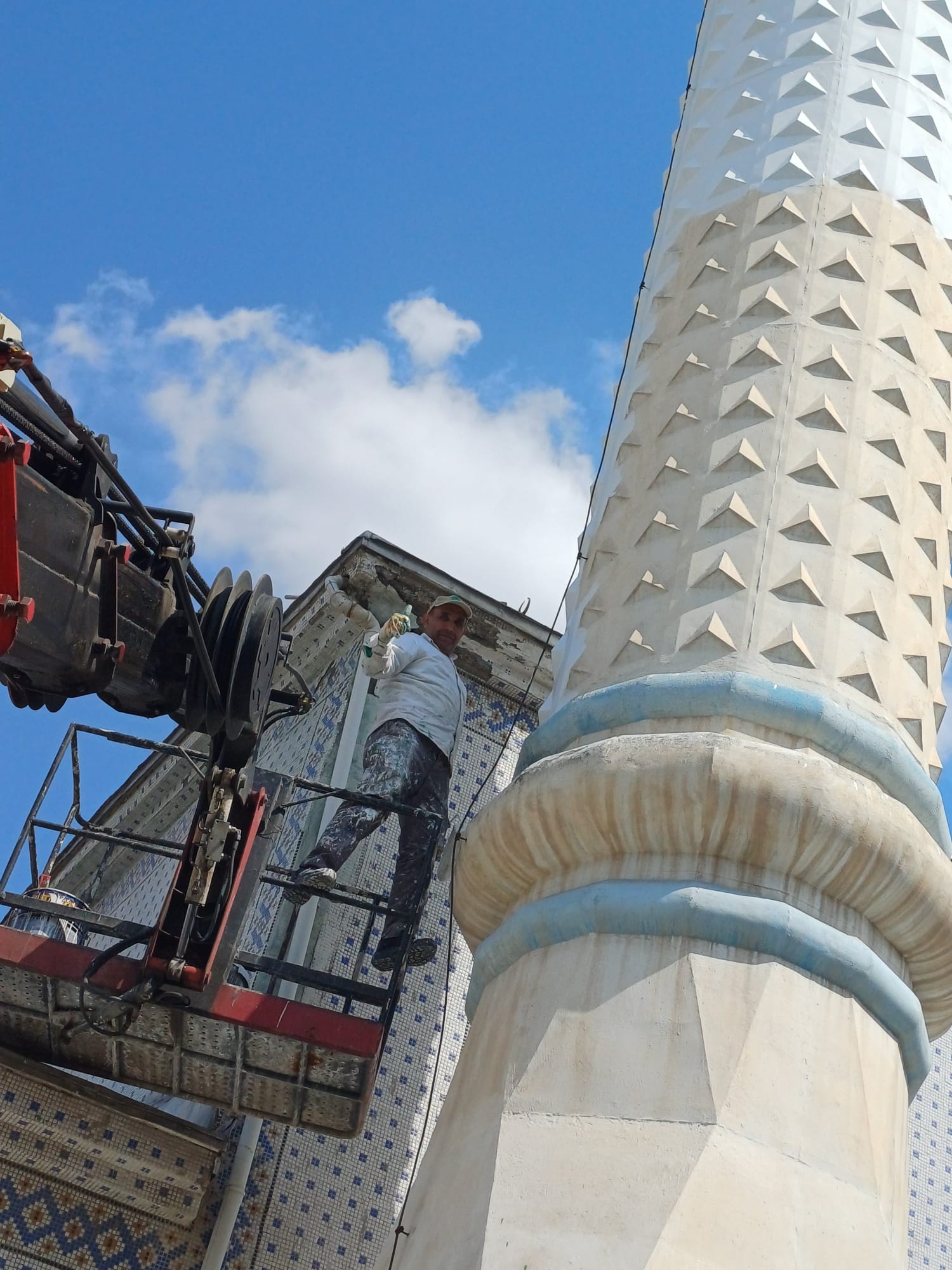 Minarede çalışan sepetli vinç operatörü