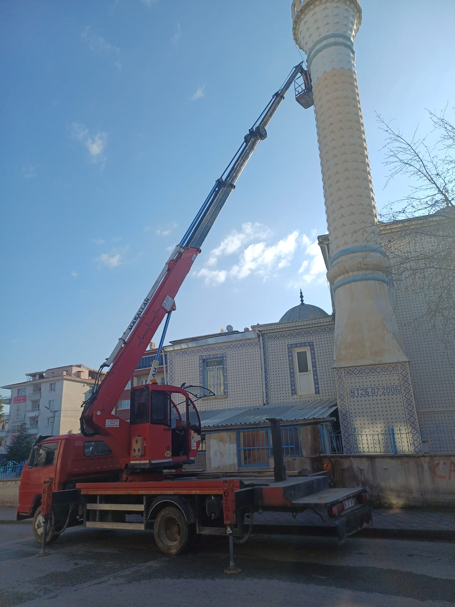 Sepetli vinç ile minare boyama süreci