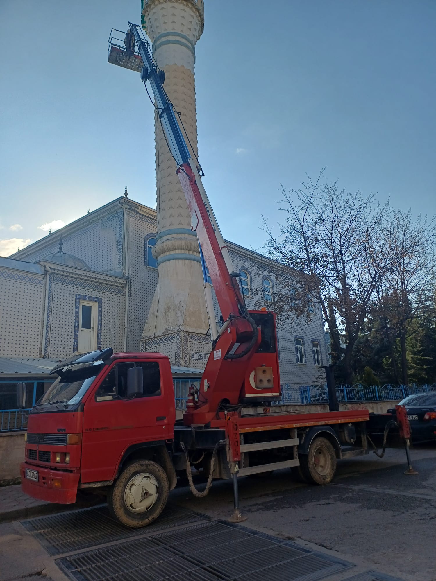 Sincan cami minare boyama sepetli vinç çalışması