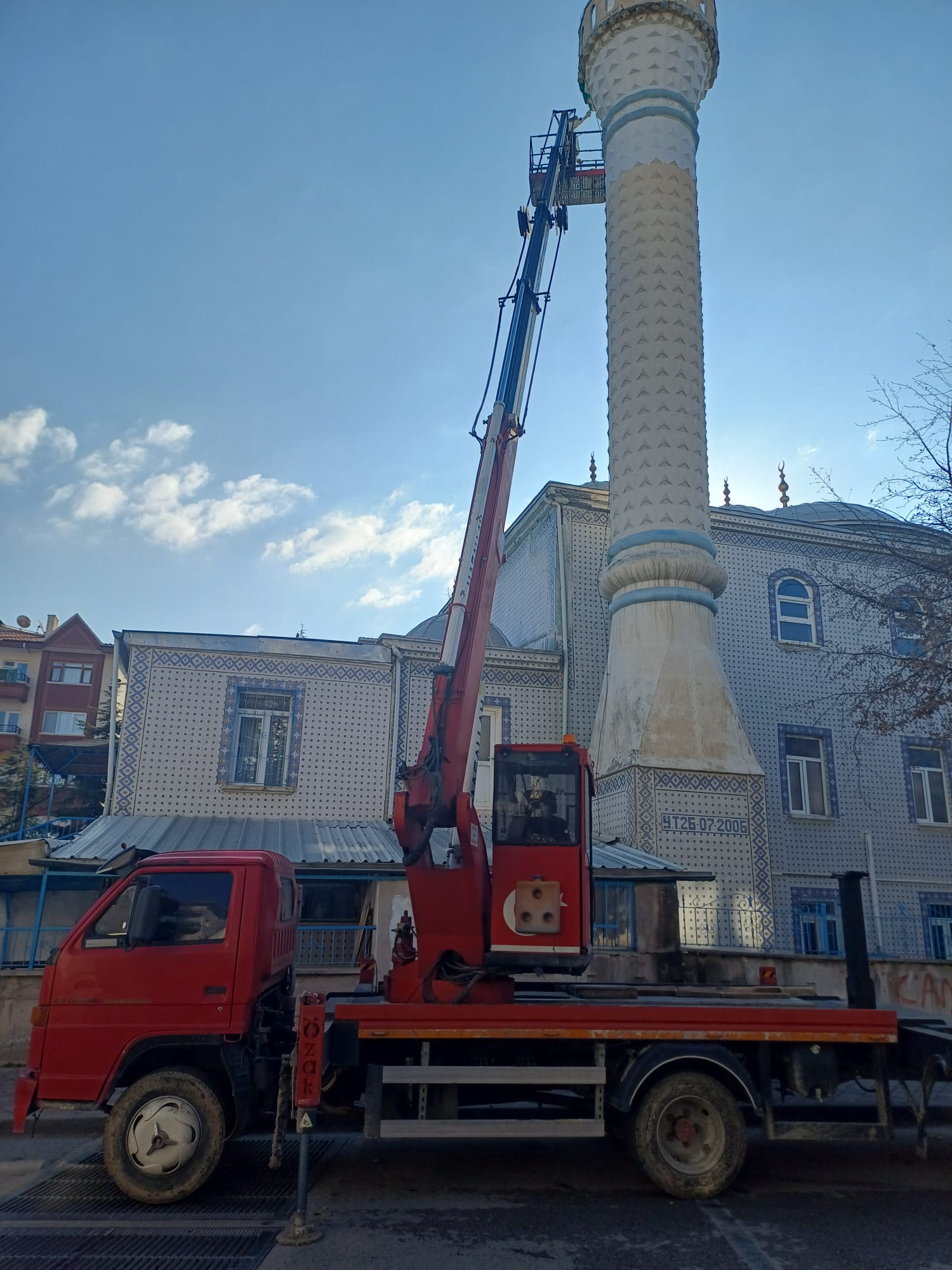 Sincan cami önünde konumlandırılmış sepetli vinç