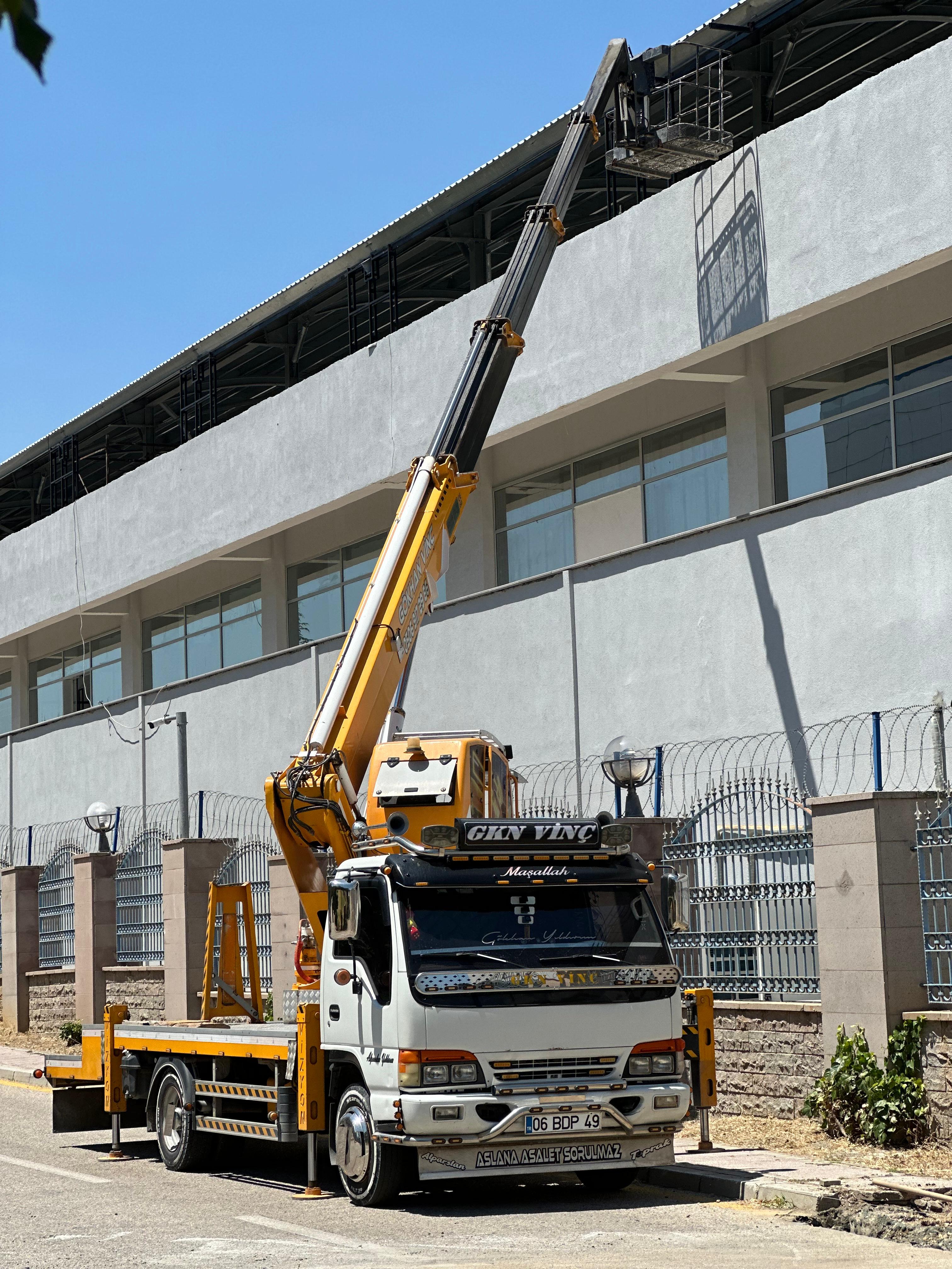 Sepetli vinç ile çatı çalışması