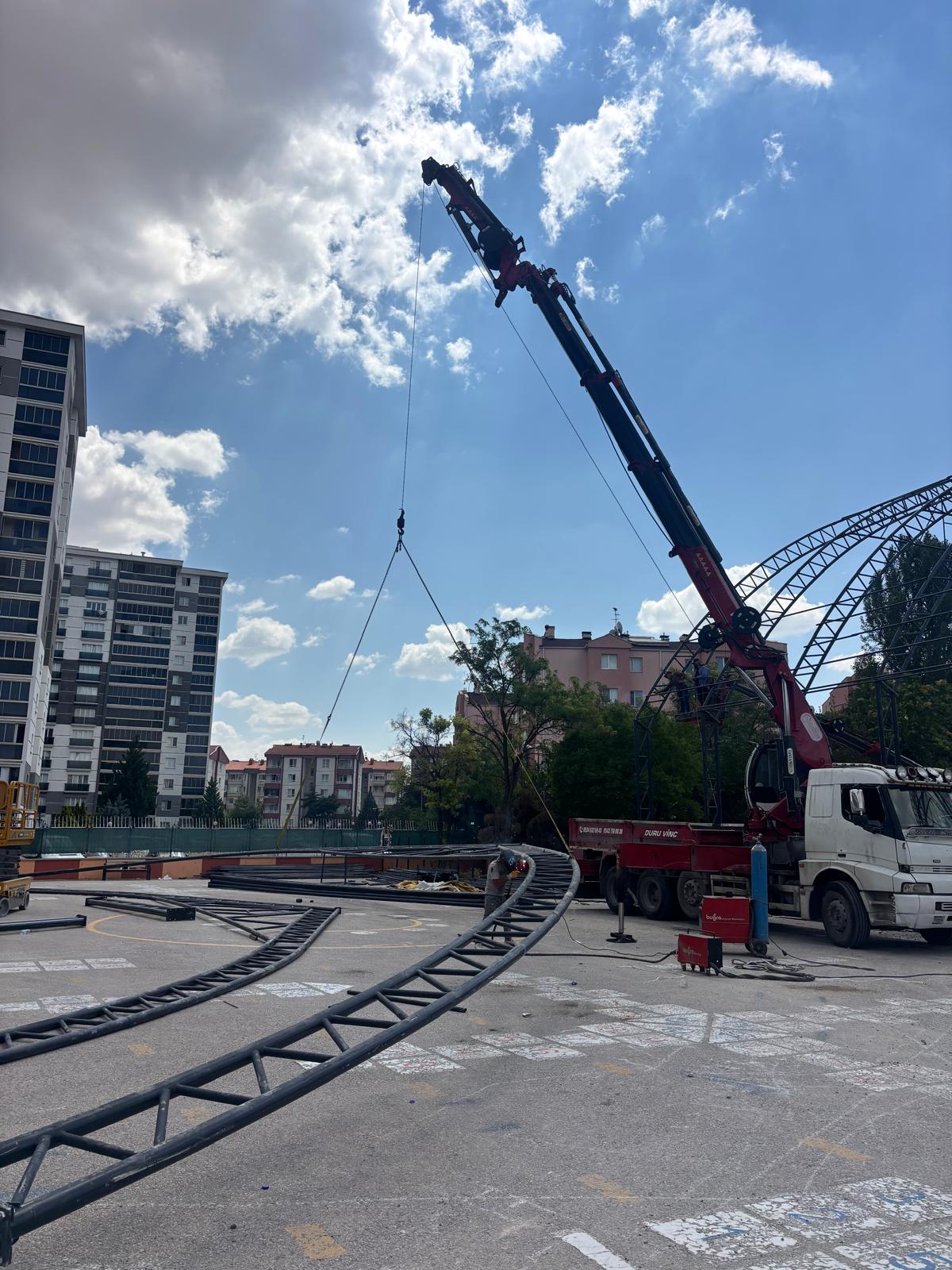 Elvankent halı saha projesinde kullanılan çift kırma vinç