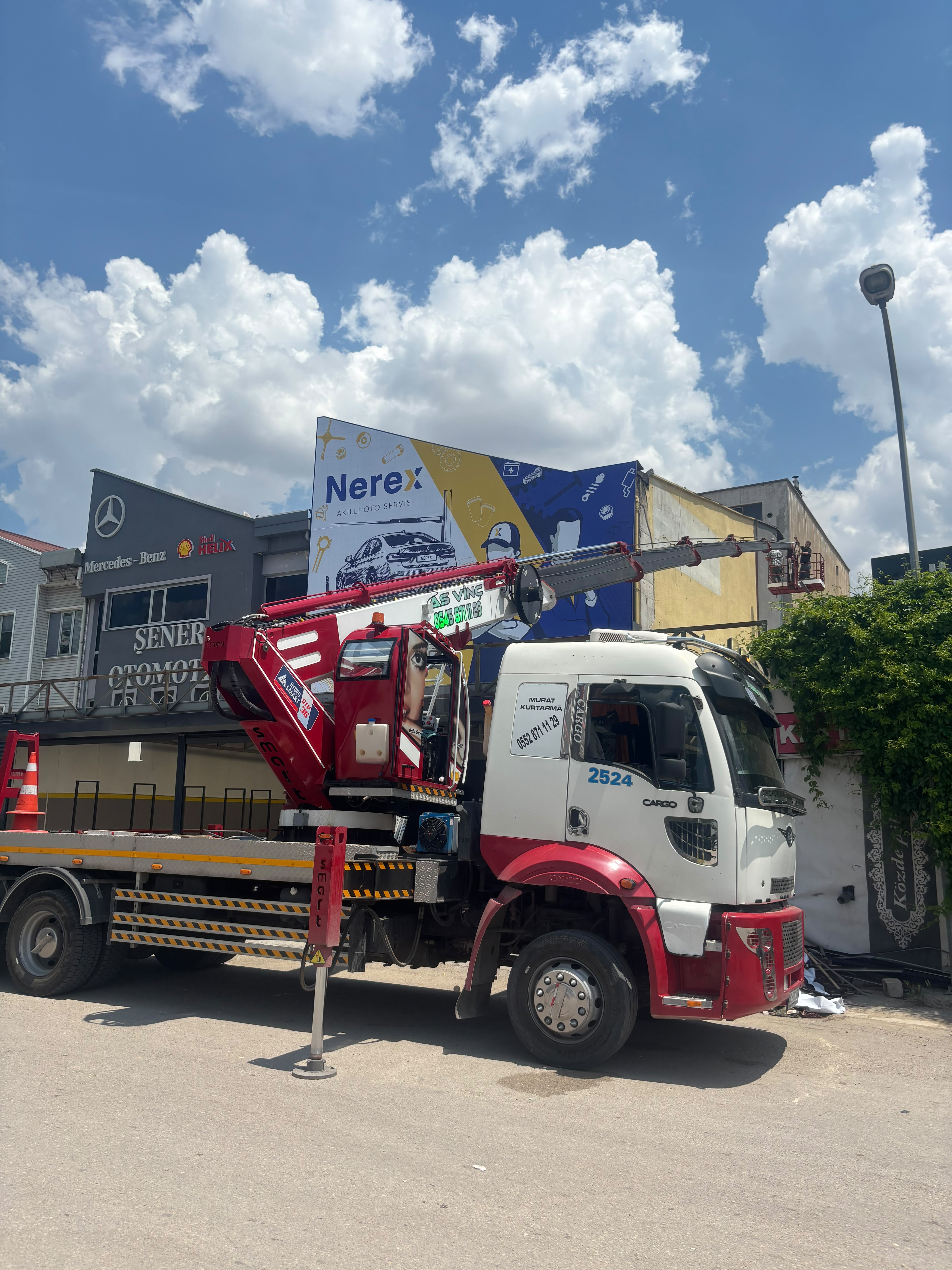 GİMAT'ta 36 metrelik sepetli vinç ile dış cephe ve tabela montajı