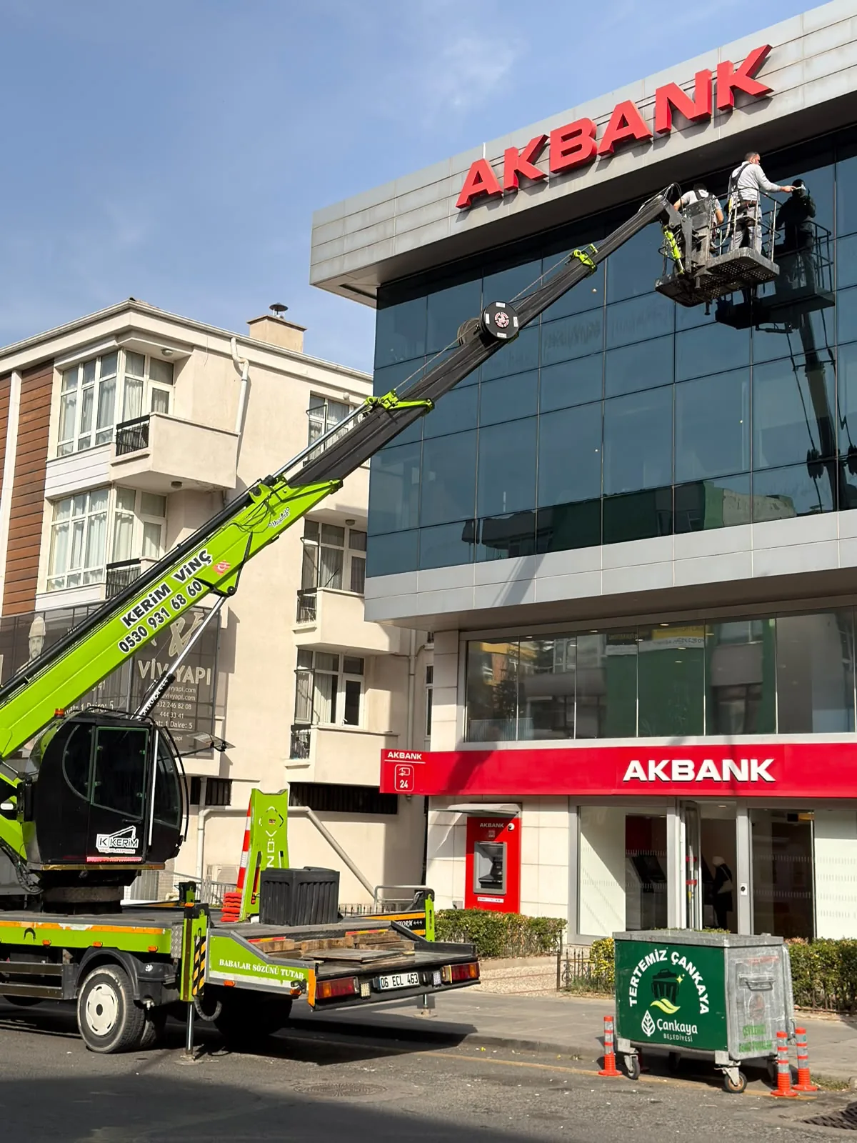 Hoşdere Akbank şubesinde sepetli vinç ile cam silme çalışması