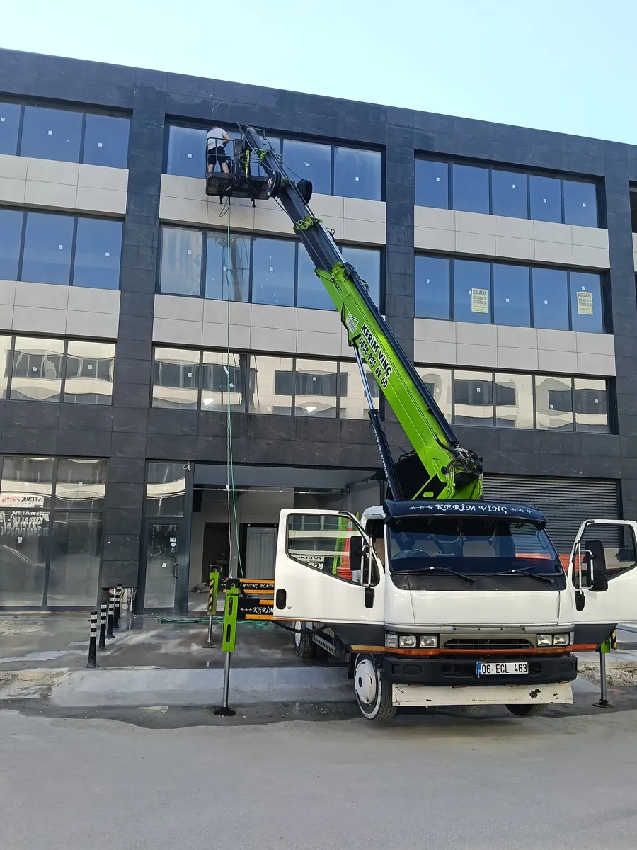 Dört katlı ticari binada sepetli vinçle yüksek erişim