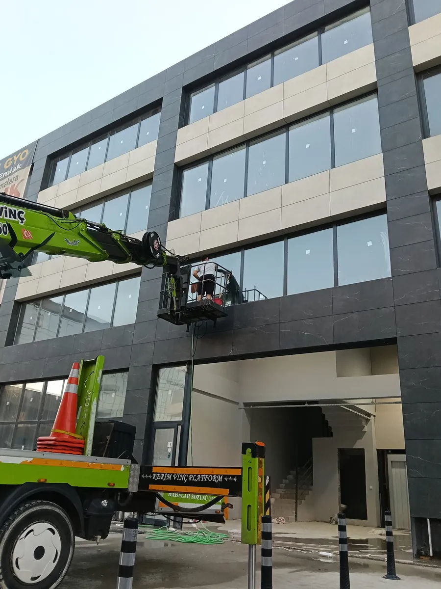 İvedik OSB’de dört katlı iş yerinin dış cam temizlik çalışması