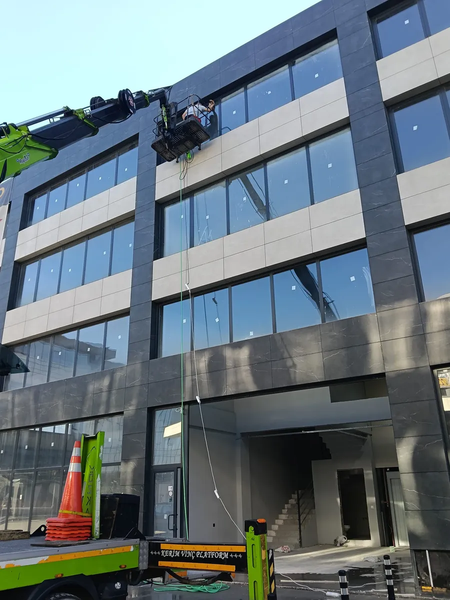İvedik’te dış cam temizliği için kullanılan sepetli vinç
