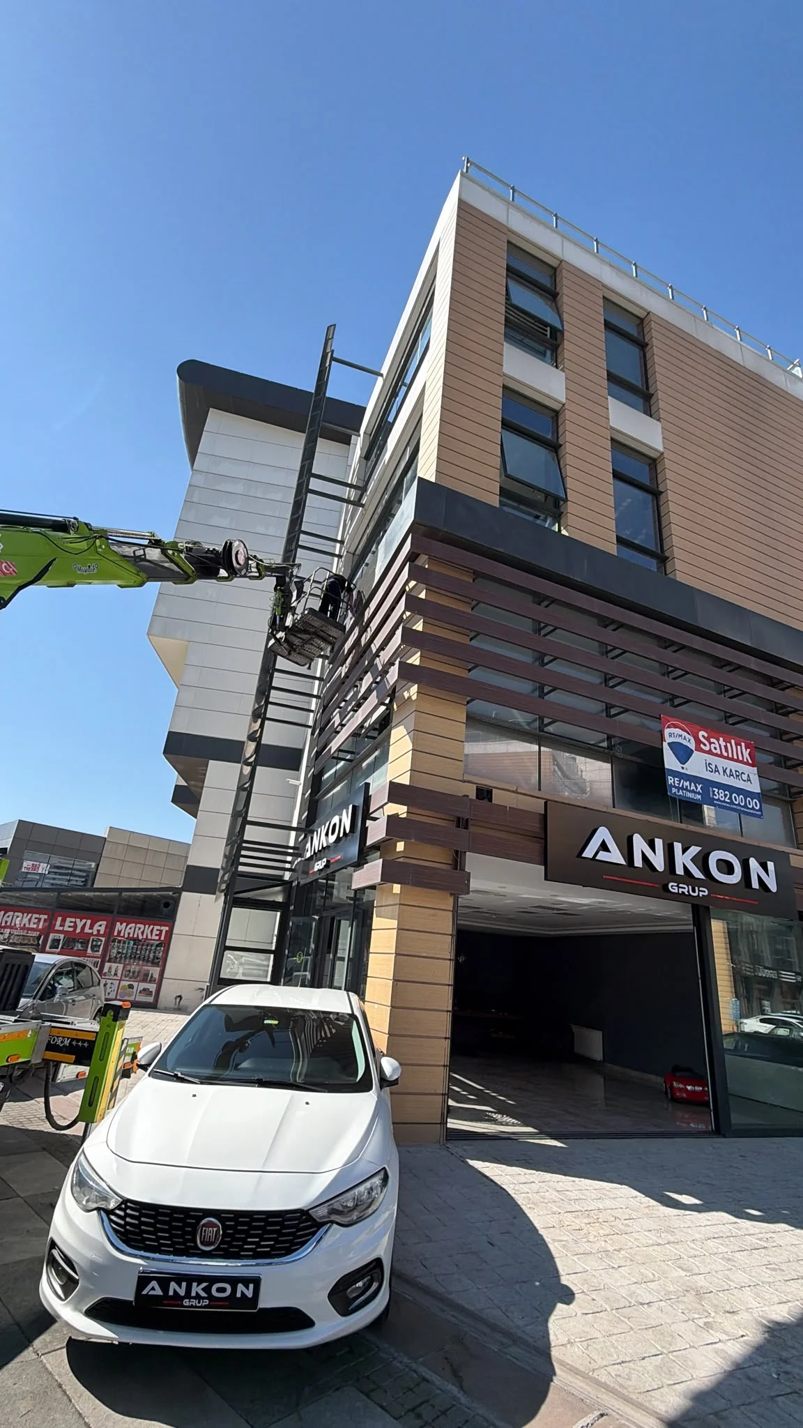 Kahramankazan Otonomi bölgesinde vinç ile yüksek kat cam yüzeylerine erişim