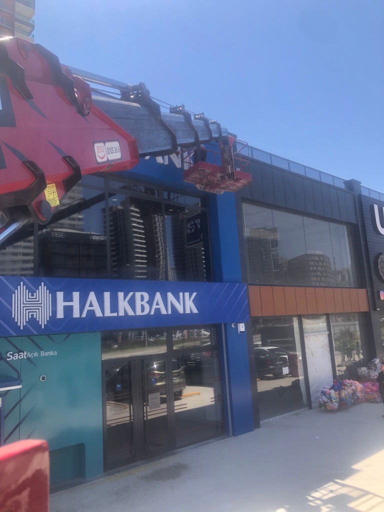 Keçiören Ovacık Halkbank Şubesi önünde 27 metre sepetli vinç genel saha planı — Ankara sepetli vinç kiralama operasyonu