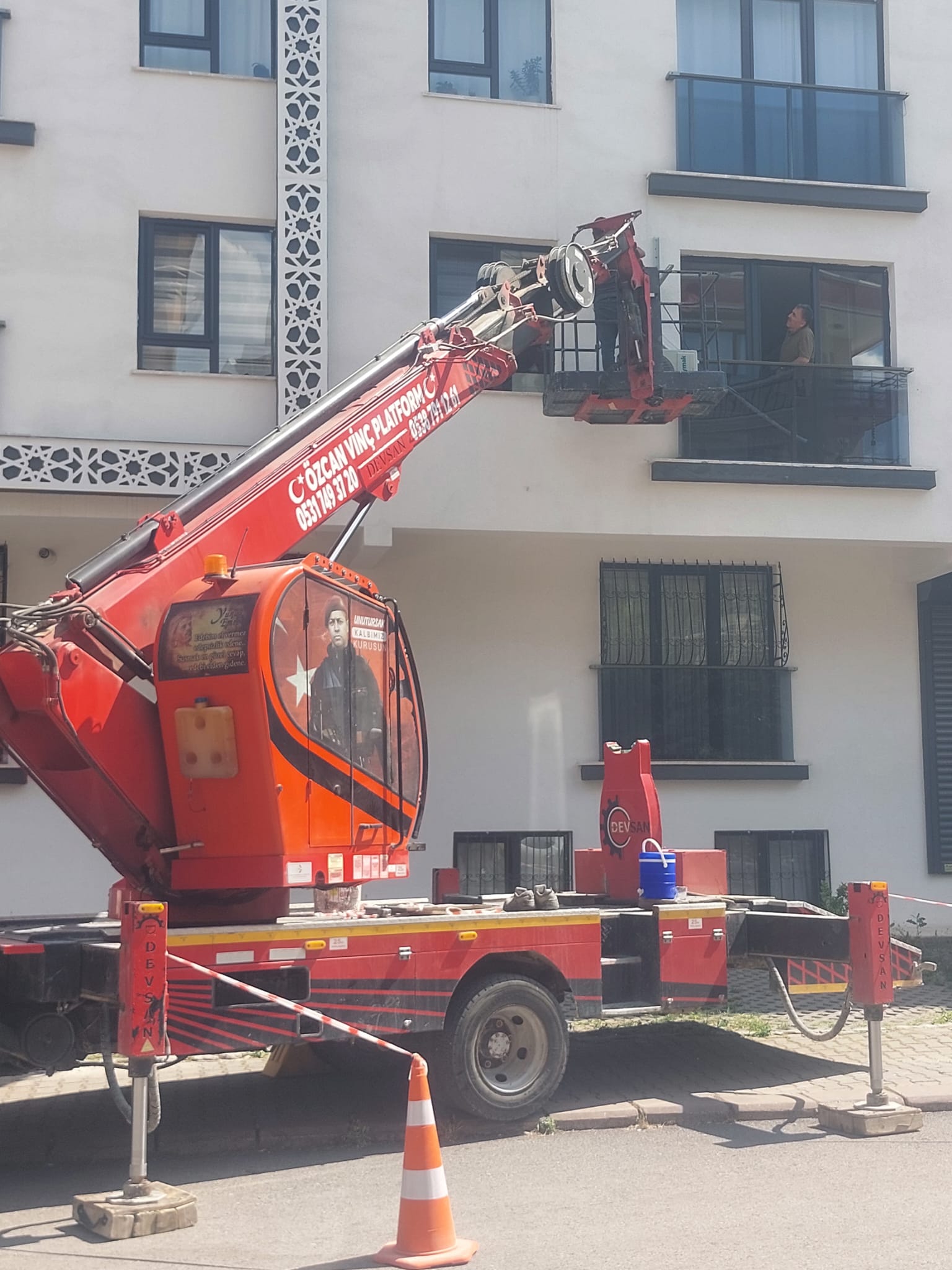 Yenimahalle Klima Dış Ünite Montajı Sepetli Vinç Yakın Çekim