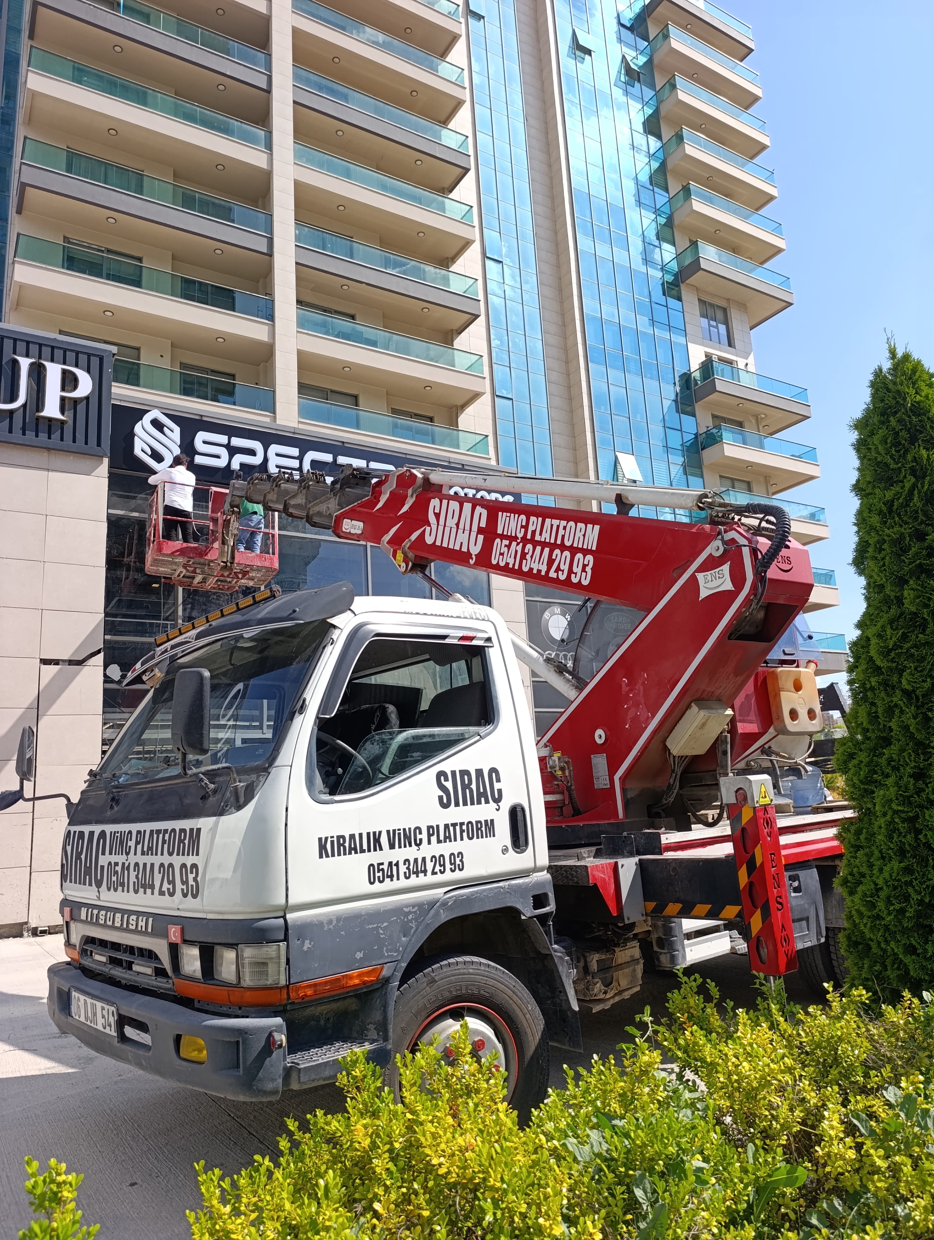 Yaşamkent iş merkezinde 27 metre sepetli vinç ile dış cephe cam silme çalışması