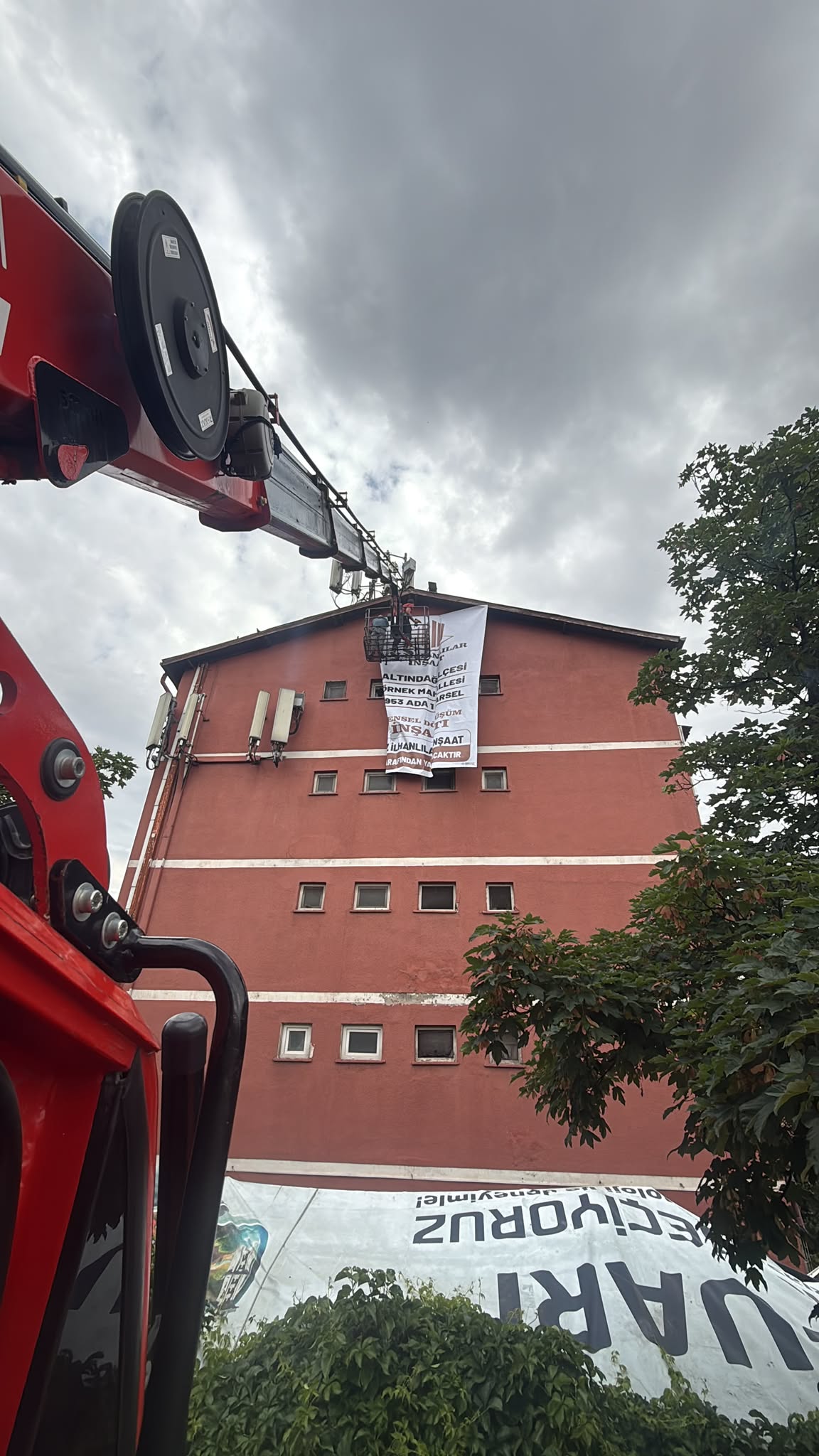 27 metre sepetli vinç kullanılarak gerçekleştirilen branda asma çalışması