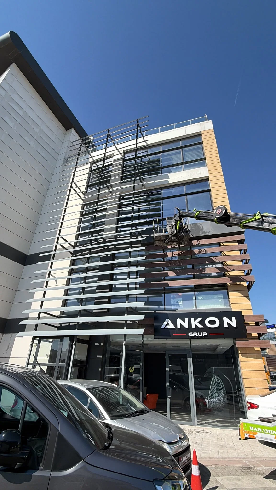 Otonomi iş merkezinde sepetli vinç ve dış cephe cam silme operasyonu