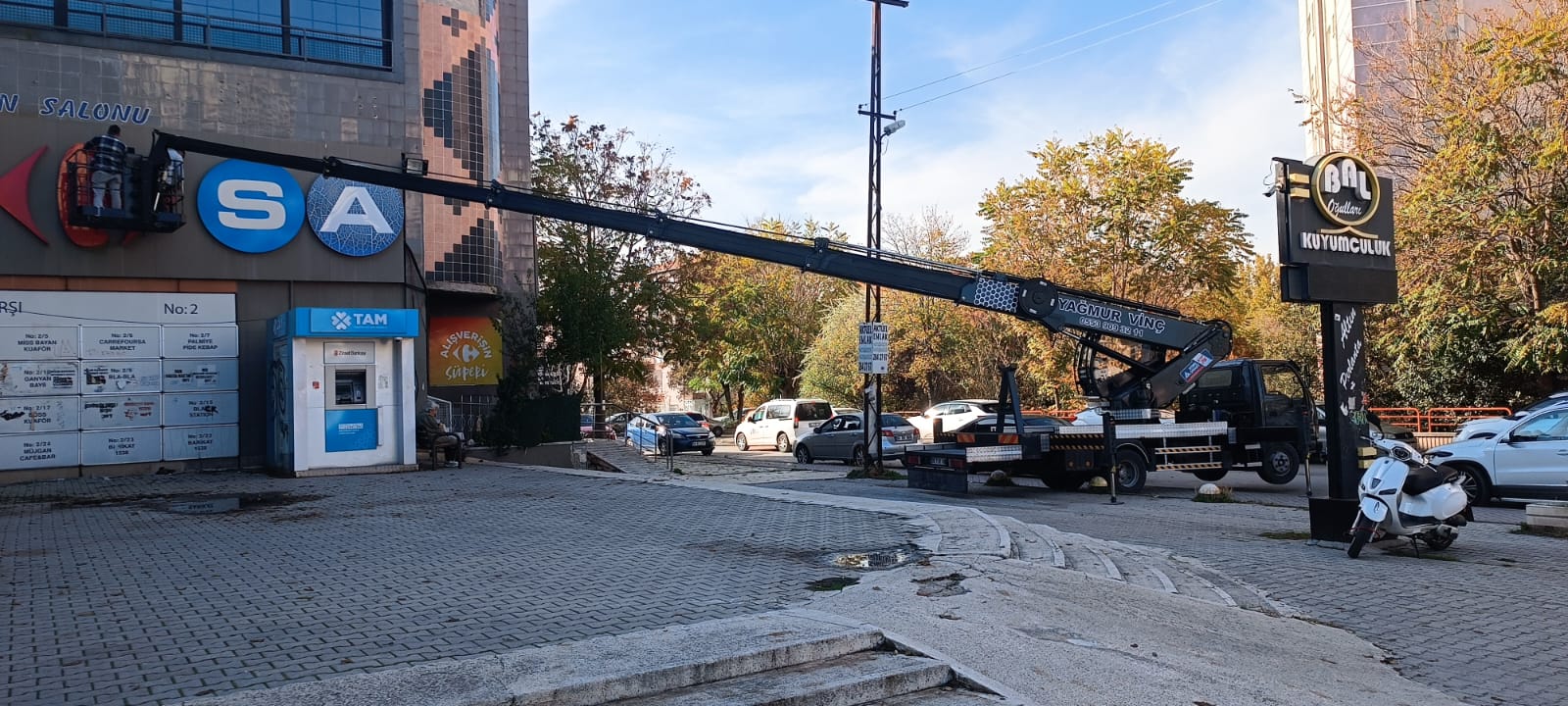Ankara sepetli vinç kiralama ile bina cephesinde tabela montajı yapılırken güvenlik önlemleri