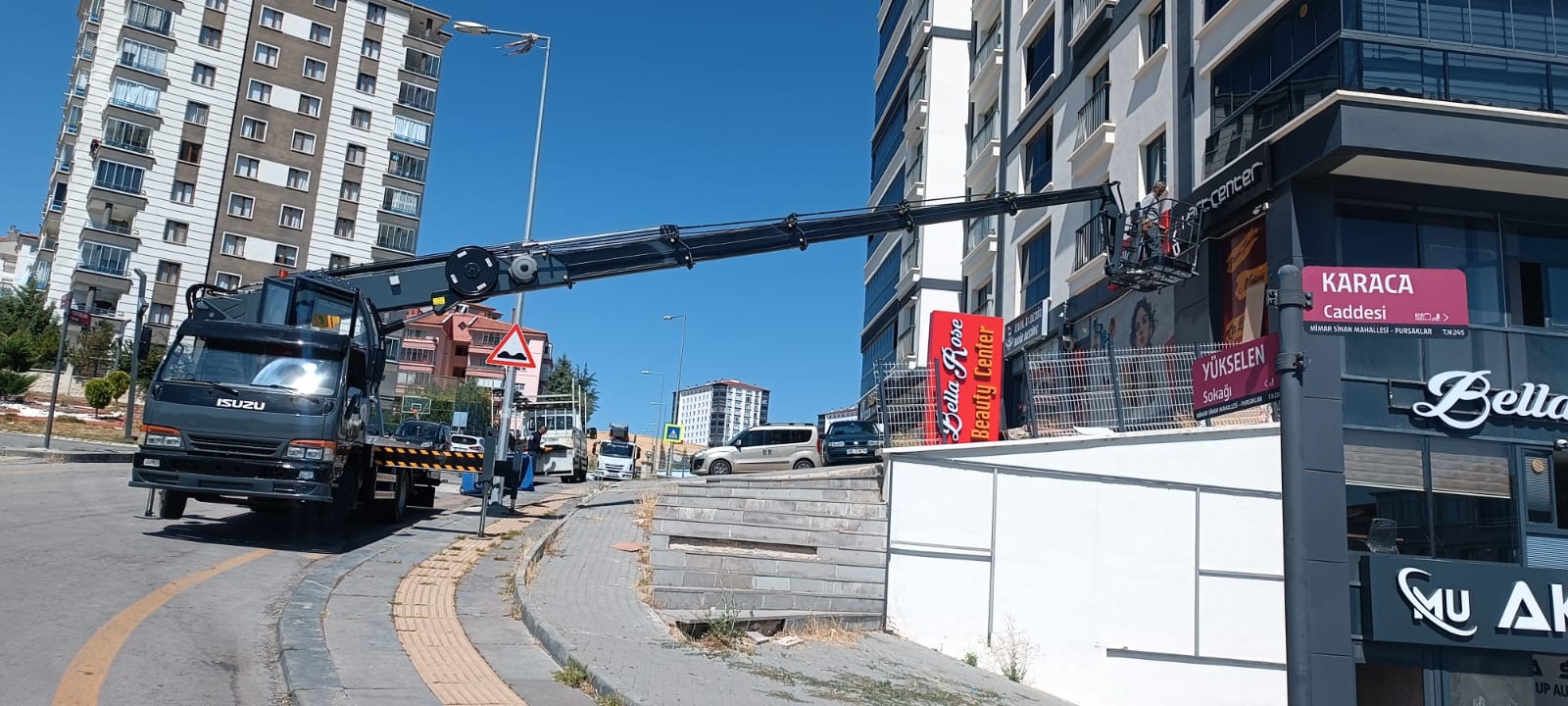 Ankara'da sepetli vinç ile yüksek katlı bina cephesinde güvenli çalışma ve vinç kiralama hizmeti