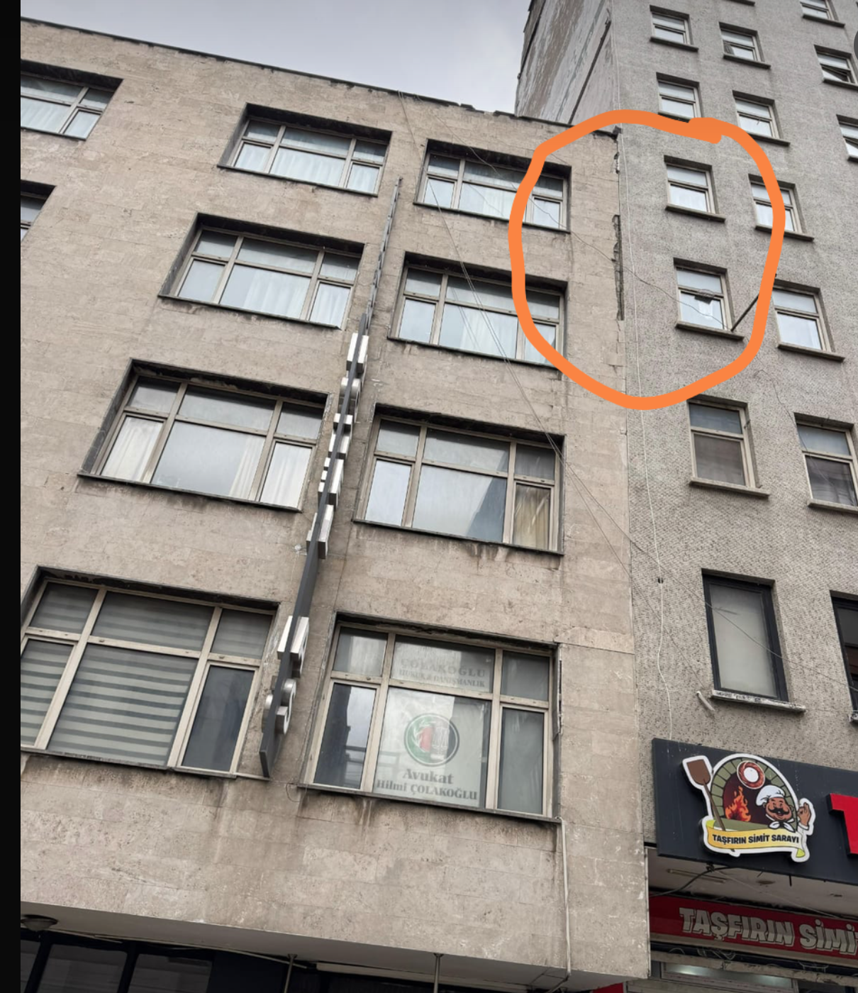 Ulus bölgesinde dış cephe çalışması sırasında sepetli vinç sepetiyle yüksek erişim sağlanması